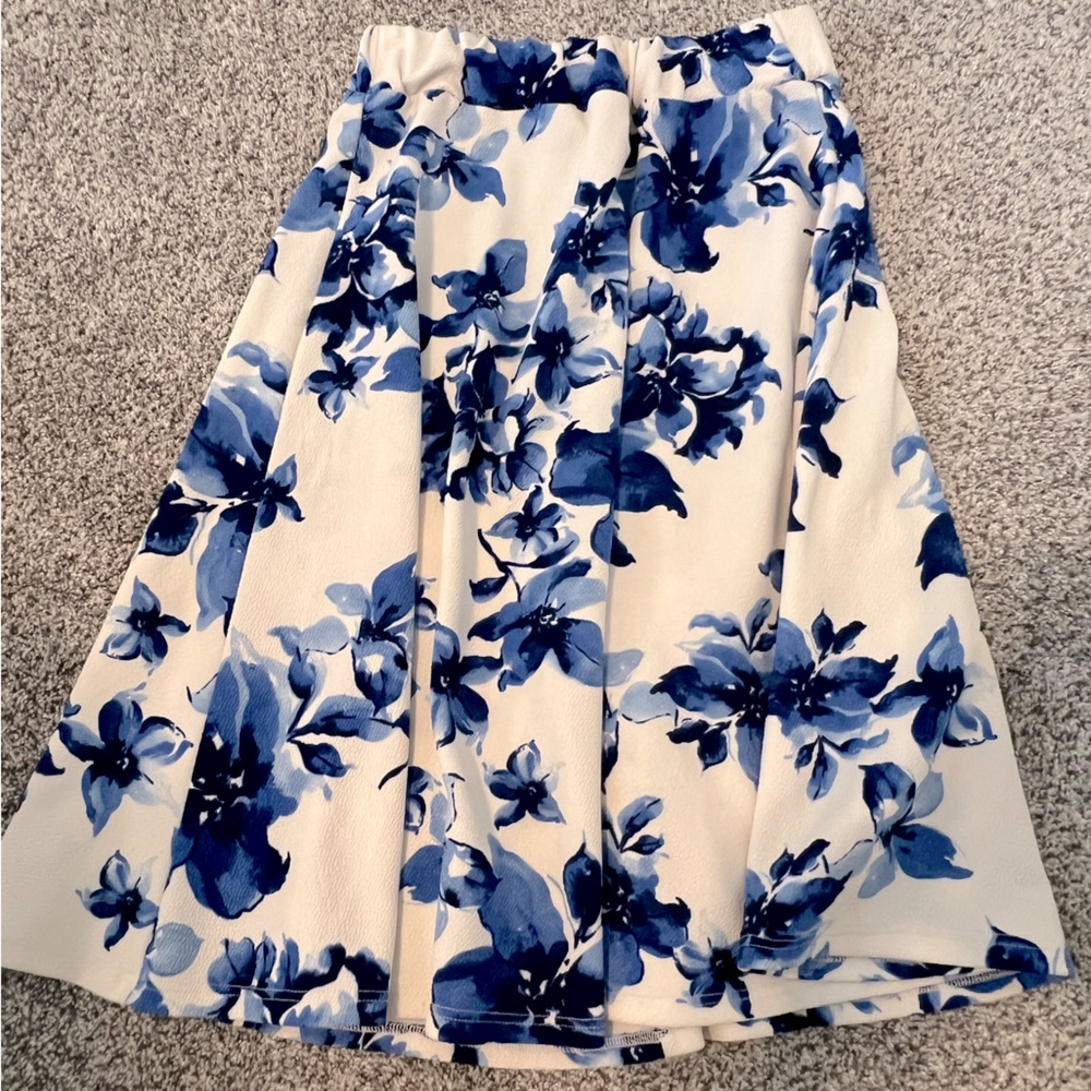 Misia  flair skirt. White and blue flowers